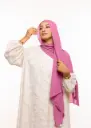 Châle en crêpe avec bonnet attaché à l’arrière - Rose Foncé