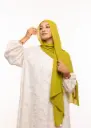  شال كريب بالبوني يربط من الخلف - أخضر
