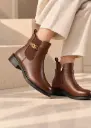 BM-003 - بوت نسائي قصير أنيق بحزام مزخرف وإغلاق جانبي
