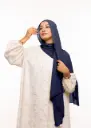 شال كريب بالبوني يربط من الخلف - أزرق غامق