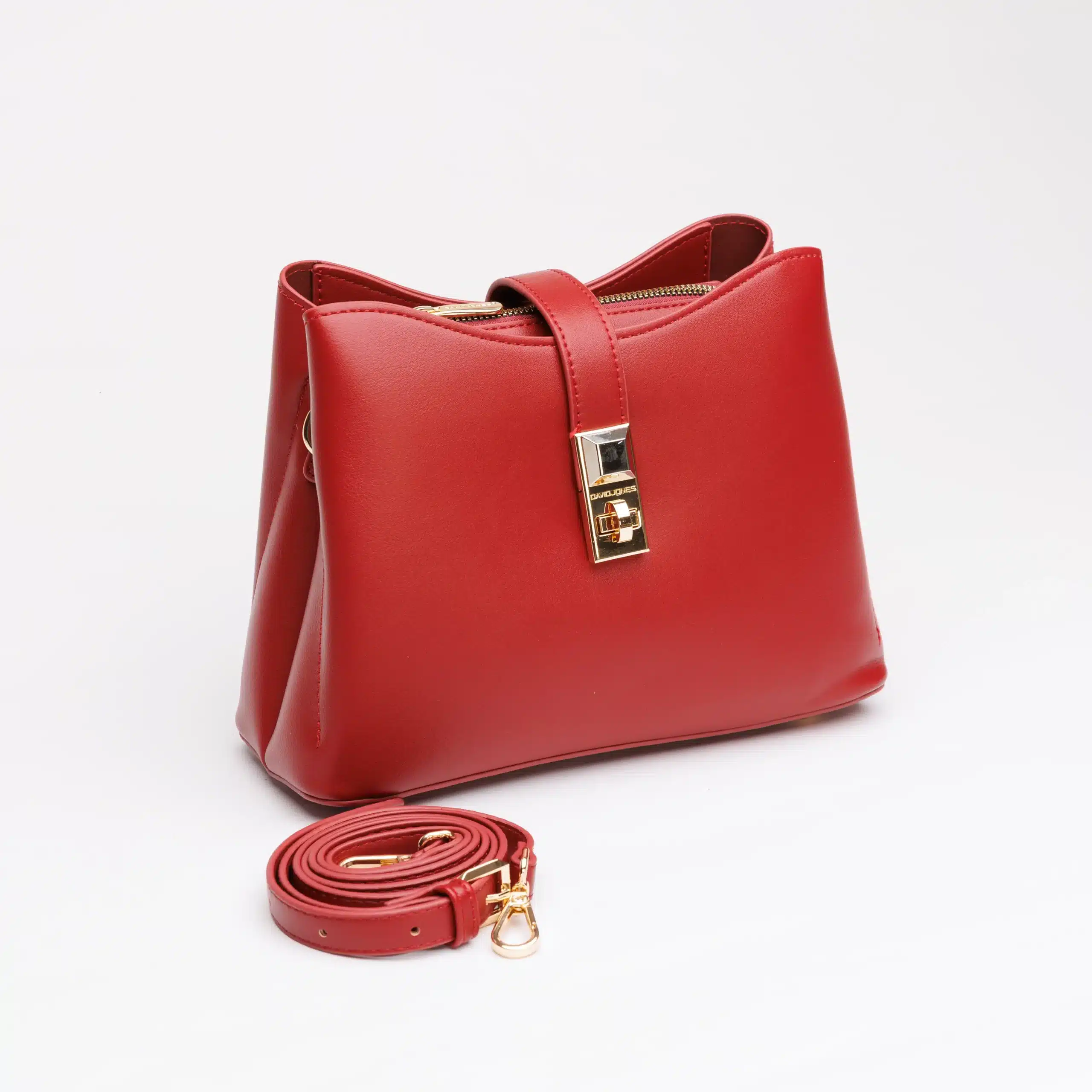 حقيبة - 7055-1 2 حقيبة ديفيد جونز (DAVID JONES) كلاسيكية بقفل ذهبي (متوفرة بـ 4 ألوان) تألقي في كل مكان مع حقيبة اليد والكتف الفاخرة من العلامة الفرنسية الشهيرة DAVID JONES. تتميز بتصميم هندسي أنيق وهيكل متين يحافظ على شكلها، مع قفل أمامي ذهبي يضفي لمسة من الفخامة. تأتي مع حزام طويل قابل للإزالة لتناسب إطلالات العمل والخروجات اليومية. متوفرة بألوان الموسم: الأسود، الجملي (Beige)، القرميدي (Cognac)، والأحمر (Bordeaux). الأبعاد: الطول 25 سم × الارتفاع 19 سم × العرض 10 سم.