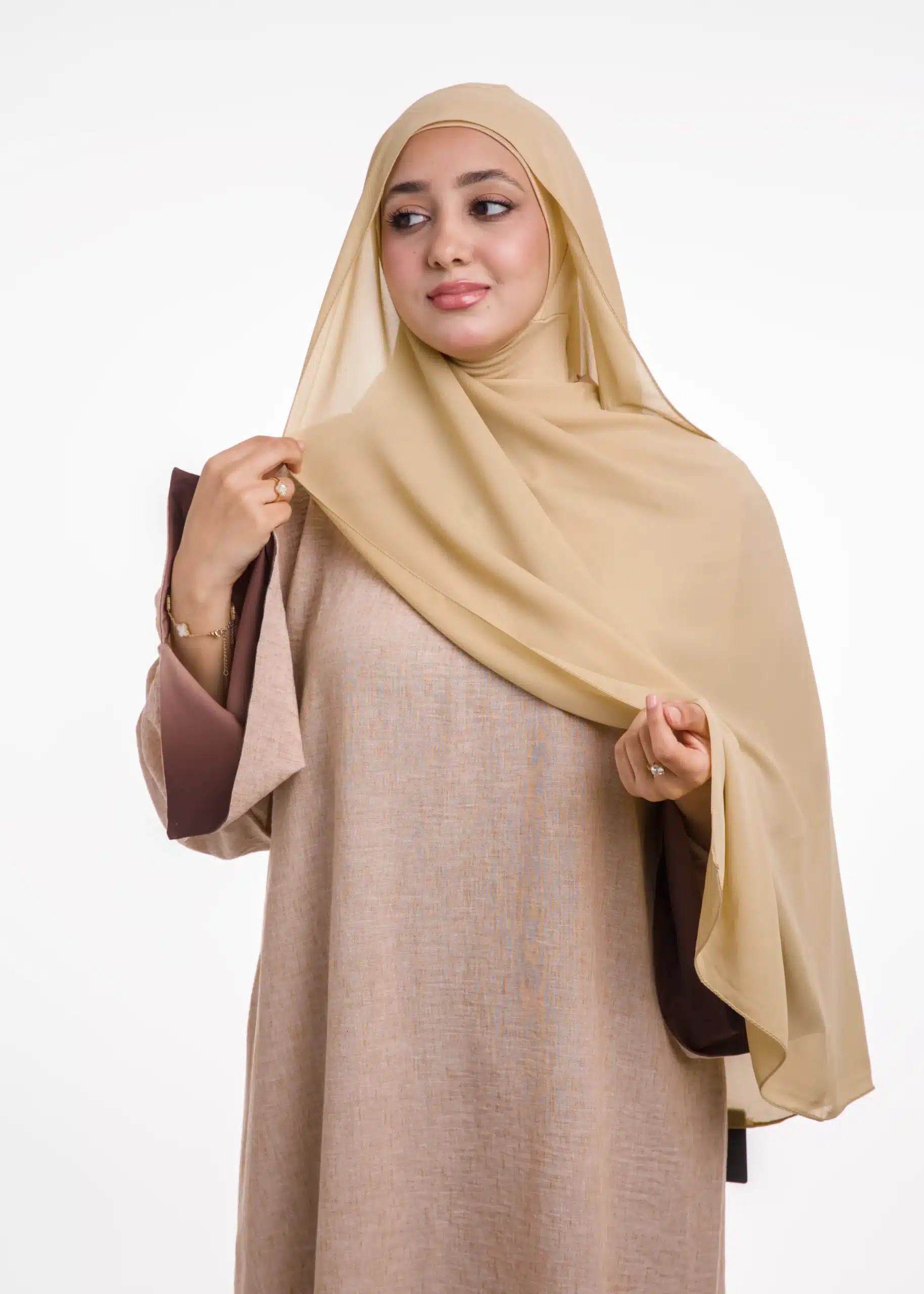 Chale en Crepe avec Bonnet Ninja Beige Jaunatre جديد شال كريب حريري بالبوني النينجا 18245 1 1 scaled