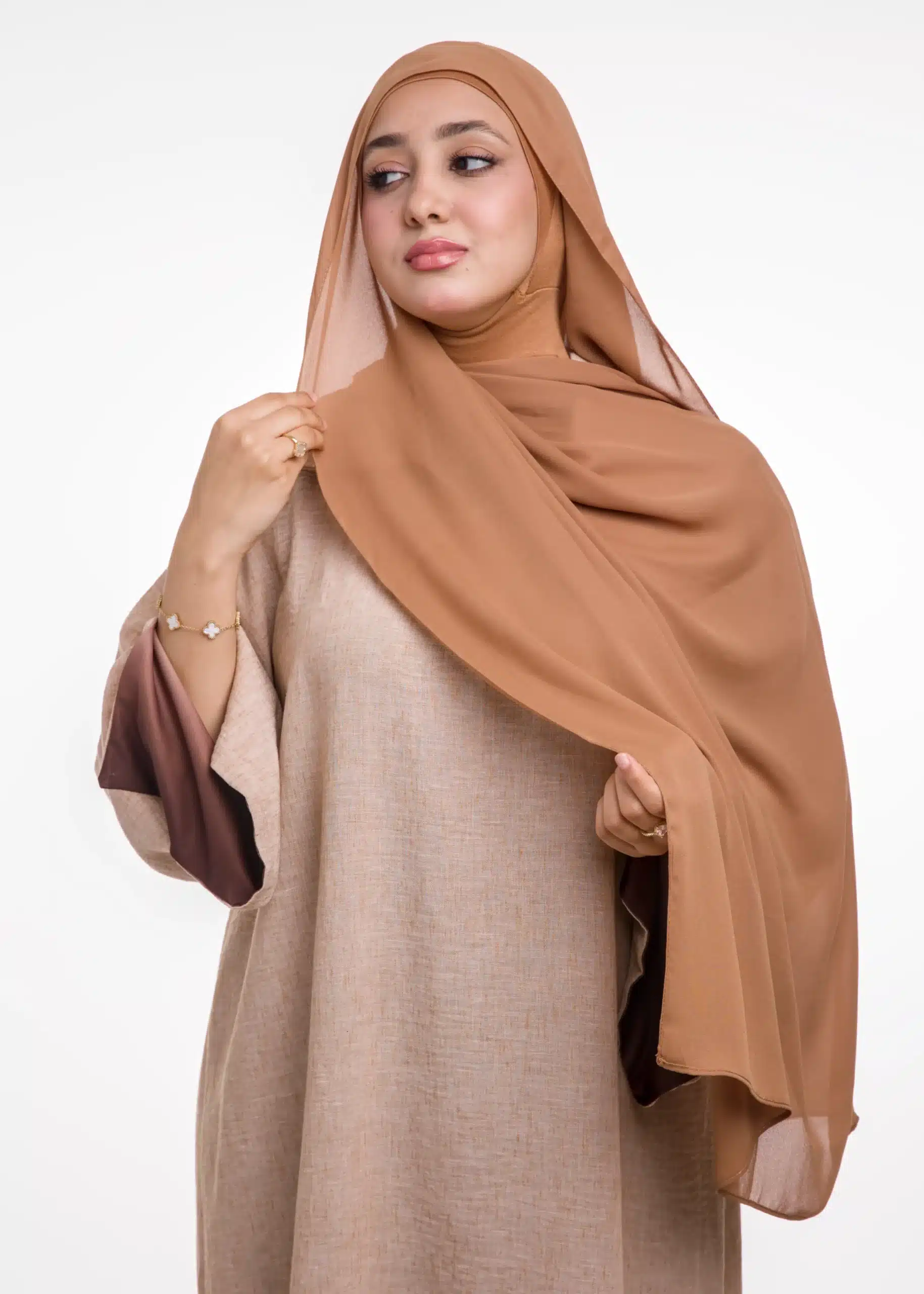 Chale en Crepe avec Bonnet Ninja Beige Sable Fonce جديد شال كريب حريري بالبوني النينجا 18239 1 1 scaled