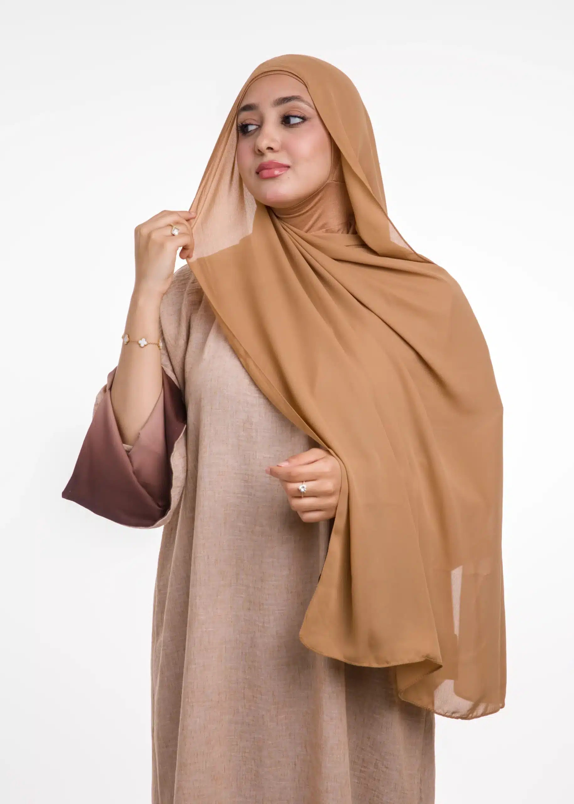Chale en Crepe avec Bonnet Ninja Beige Sable جديد شال كريب حريري بالبوني النينجا 18238 1 1 scaled