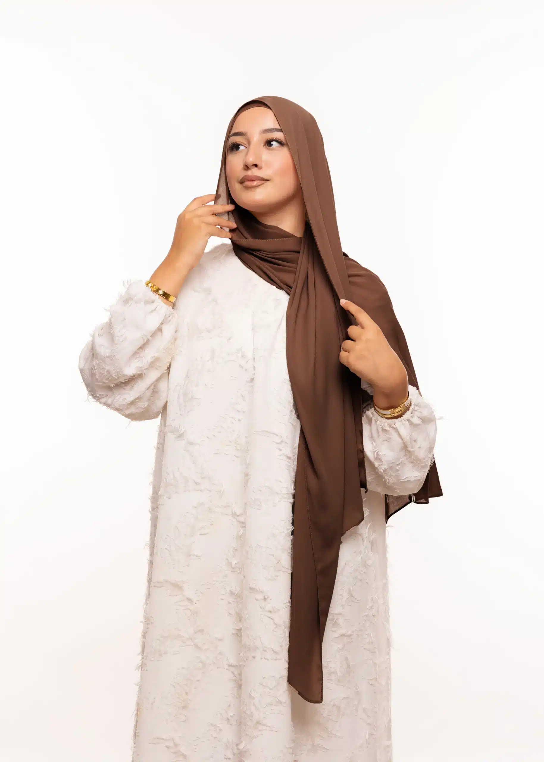 Chale en crepe avec bonnet attache a larriere Marron Chocolat شال كريب بالبوني يربط من الخلف 18252 1 scaled